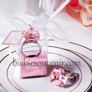 Souvenir pernikahan gantungan kunci cincin pink ring keychain